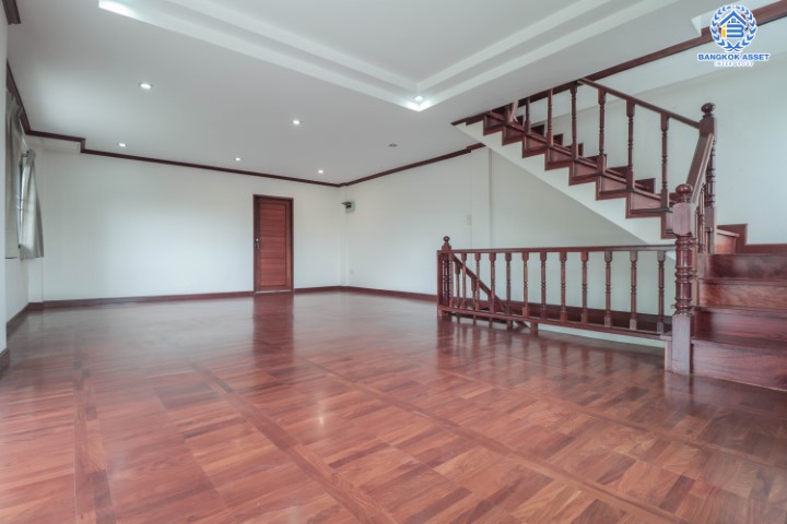 *****อาคารพาณิชย์มือสอง 5 ชั้น ซอยสวนผัก2 หลังมุม พร้อมฟังก์ชัน 4 ห้องนอน 3 ห้องน้ำ ตกแต่งพื้น ฝ้า ชุดบันได ด้วยไม้มะค่า และประดู่ ทุกชั้น จะอยู่อาศัยหรือปรับเปลี่ยนเป็น Home Office ได้ทุกรูปแบบ พร้อมพื้นที่ใช้สอยมากถึง 480 ตร.ม. แถมฟรี !! เครื่องปรับอากาศ 3 เครื่อง บนทำเลเชื่อมต่อถนนตลิ่งชัน, ถนนบรมราชชนนี และถนนราชพฤกษ์ ใกล้จุดขึ้นทางด่วน "บรมราชชนนี"